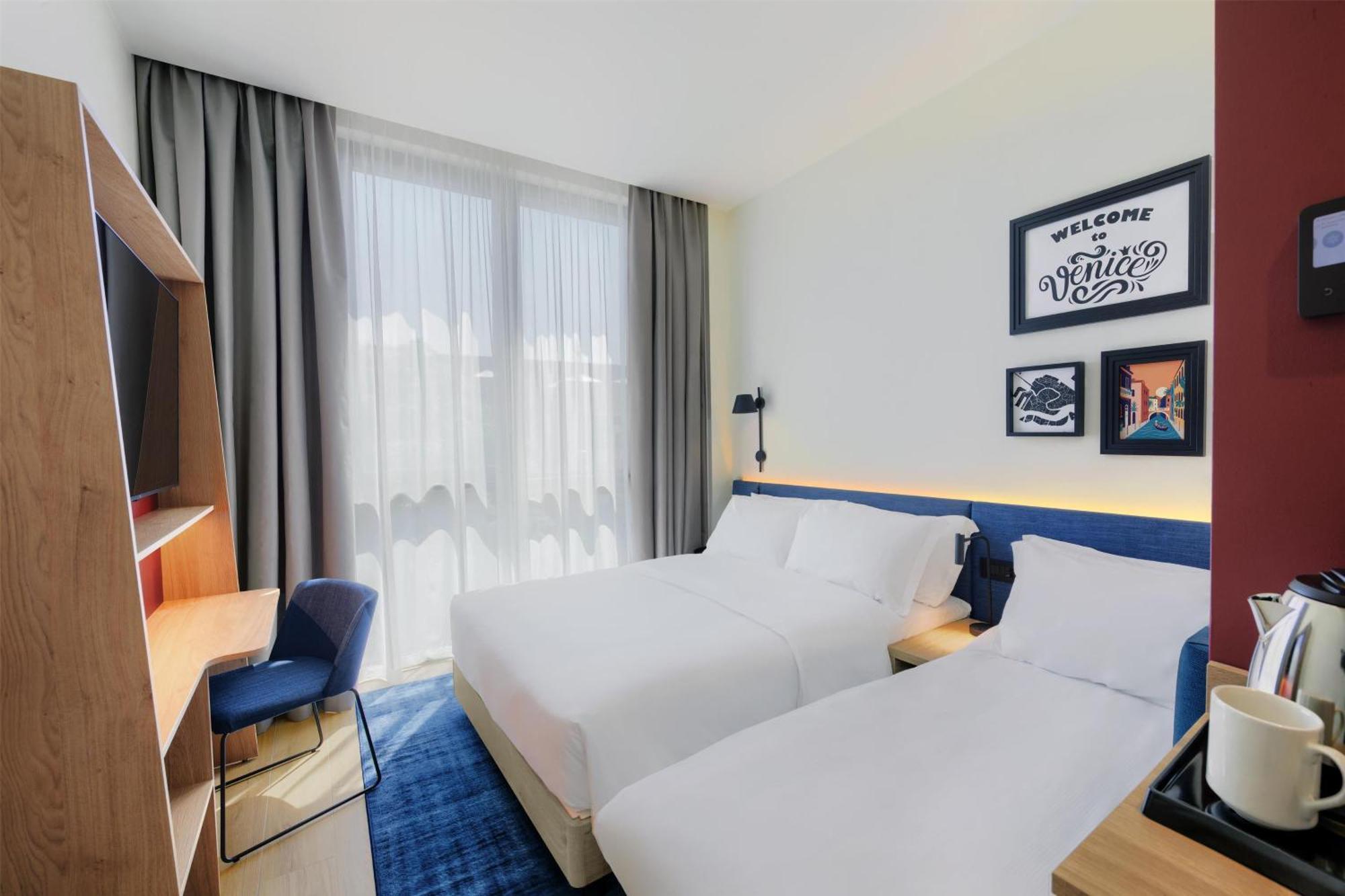 Hotel Hampton By Hilton Isola Nuova 3*